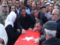 Bakan Eker şehidi uğurladı